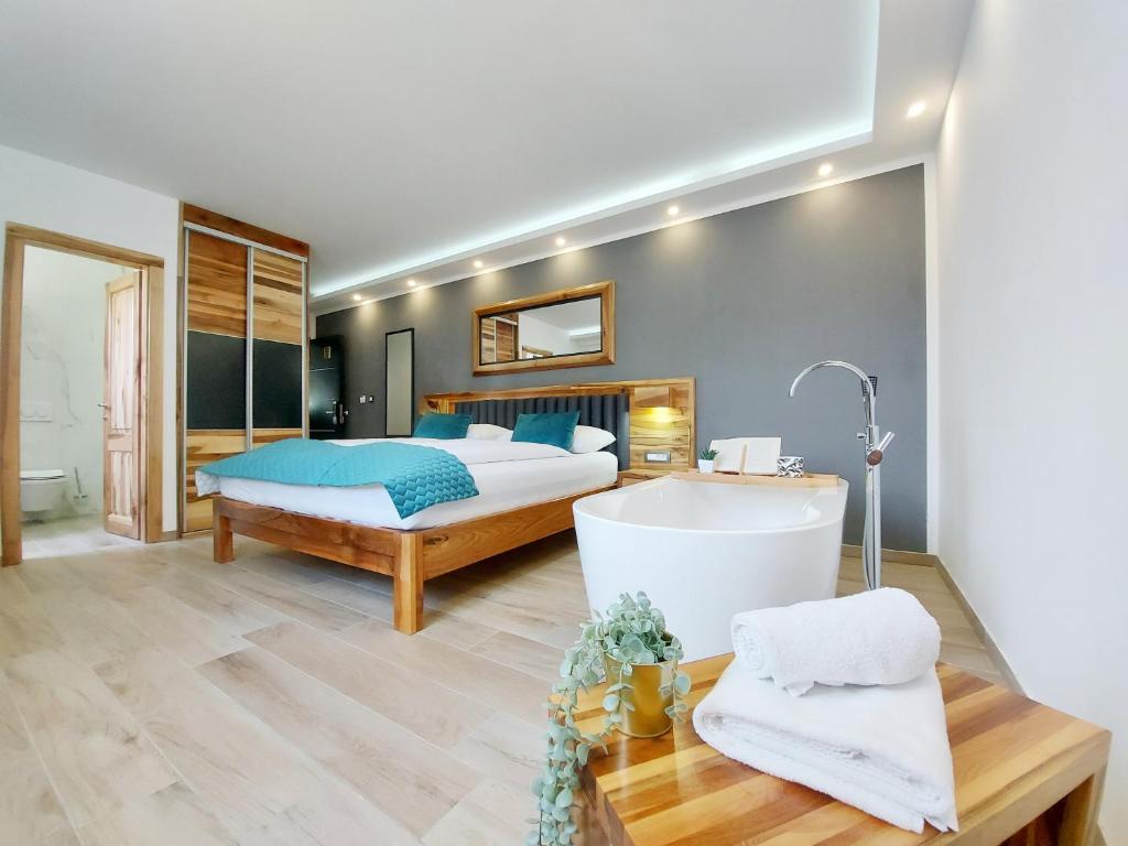 普利特维采湖Etno Boutique的卧室配有床和浴缸