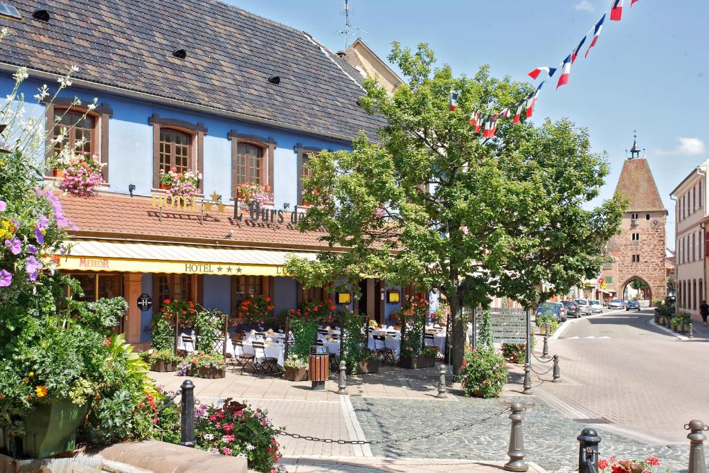 米齐格Hôtel L'Ours De Mutzig的蓝色建筑城镇的街道