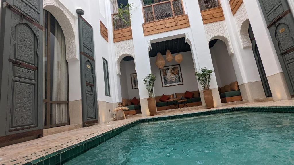 马拉喀什Riad Jardin Des Sens & Spa的一座大楼内的大型游泳池