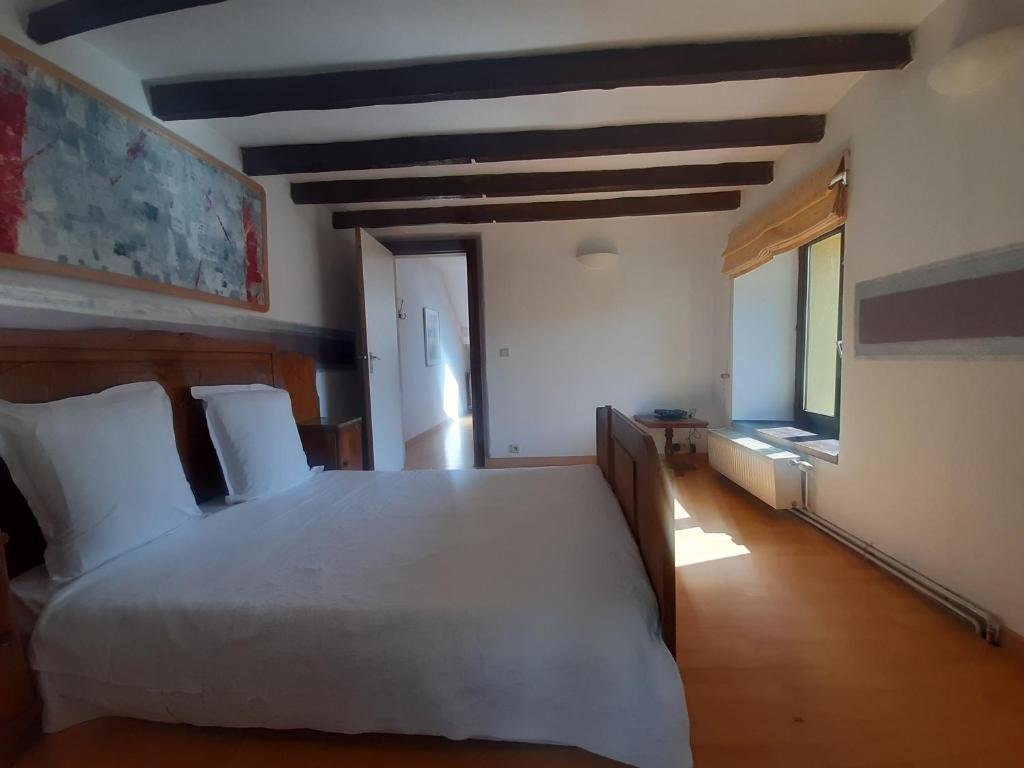 布永金狮住宿加早餐旅馆的卧室设有一张白色大床和一扇窗户。