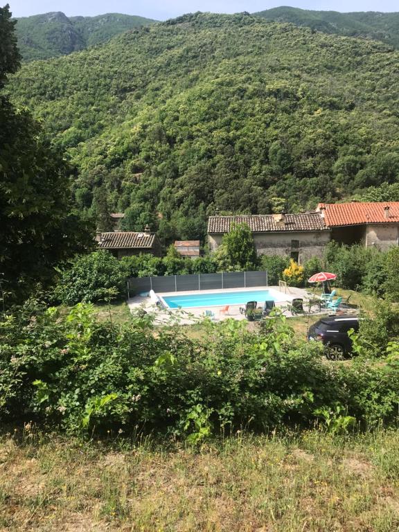 瓦勒罗盖Le grenier de l Aigoual的一座带游泳池和山脉的房子