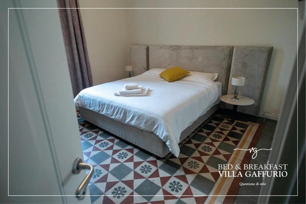 贝加莫Villa Gaffurio的卧室配有1张床,铺有瓷砖地板。