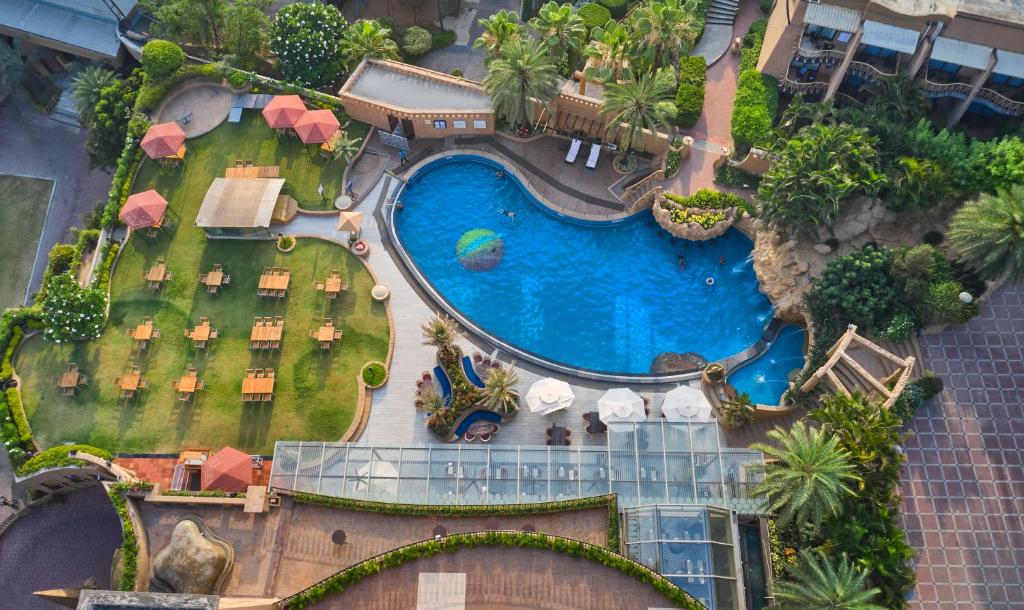 浦那科林蒂安度假村俱乐部酒店的享有度假村游泳池的空中景致