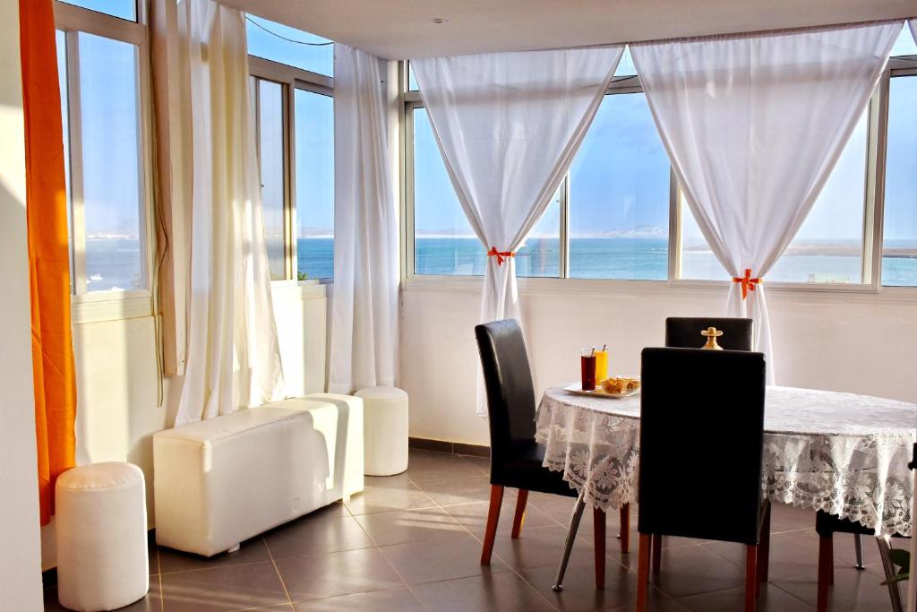 萨尔雷Apartamento moderno com vista para o mar的一间设有桌子的海景用餐室