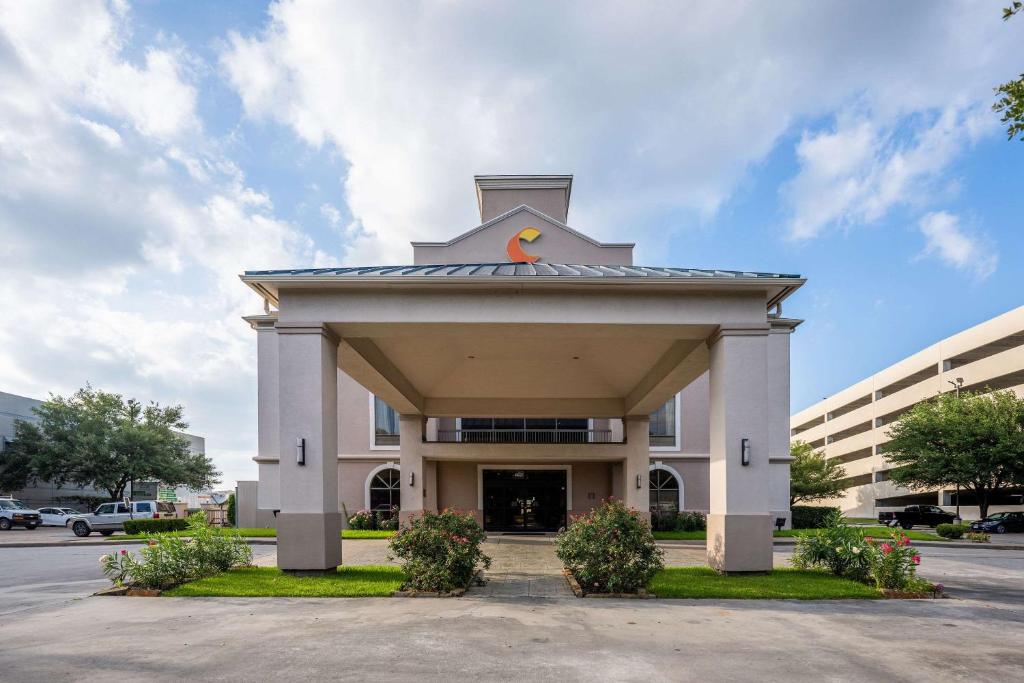 休斯顿Comfort Suites Houston West at Clay Road的一座建筑的顶部有一个钟楼