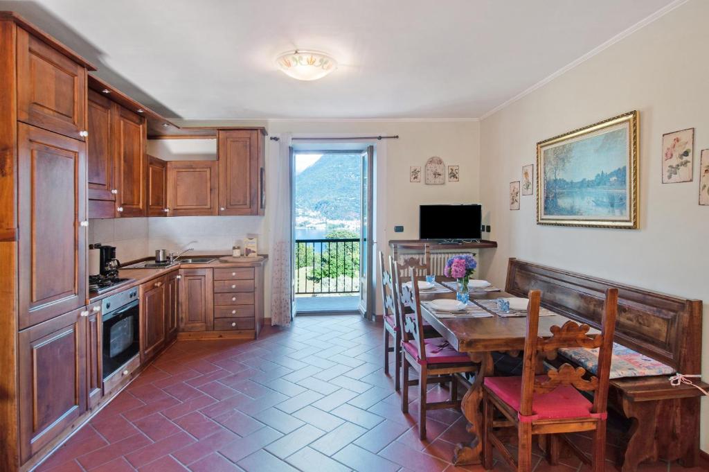 克雷米亚Il Casale di Marnino的一间带木桌的厨房和一间餐厅