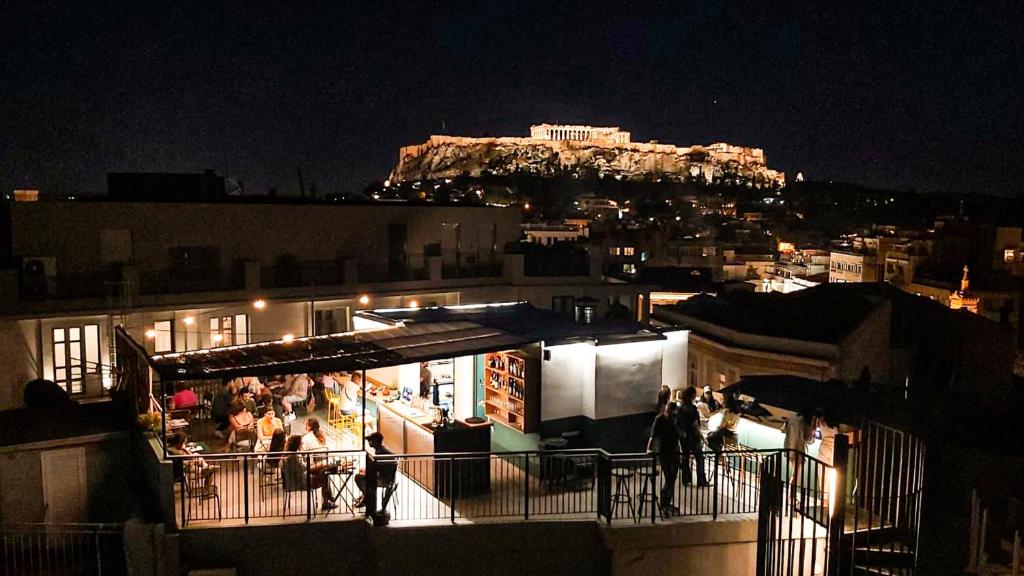 雅典Mosaikon的一群人晚上站在阳台上
