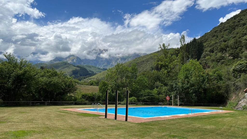 图里恩奥Albergue La Cabaña的山地的游泳池