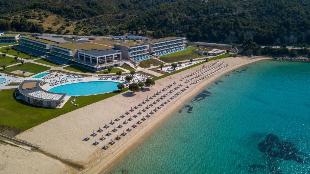 尼基季Ammoa Luxury Hotel & Spa Resort的海滩旁的度假胜地的空中景致