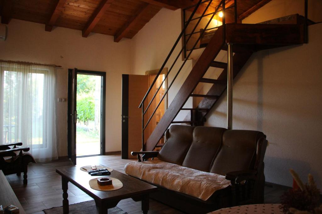 波德戈里察Apartman Boljević的带沙发和螺旋楼梯的客厅