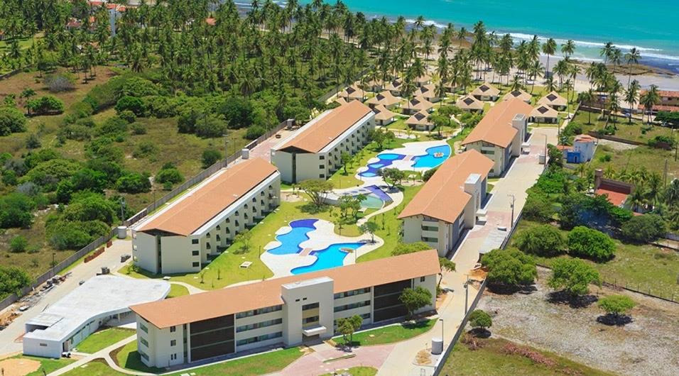 塔曼达雷Carneiros Beach Resort Flat的享有带水上公园的度假村的空中景致