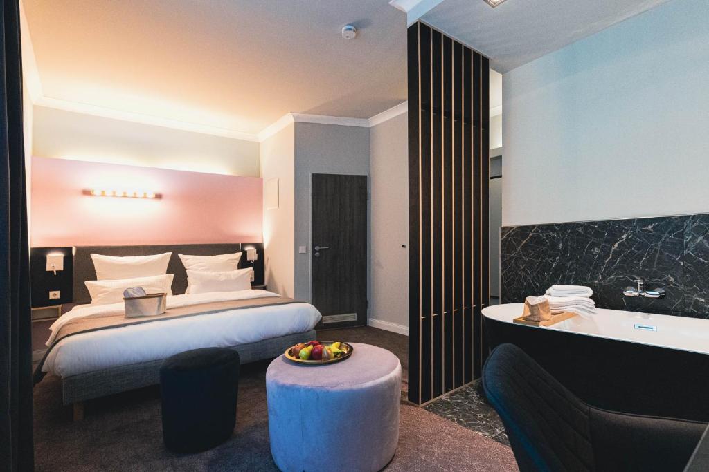 卡塞尔MountainPark | Event- und Tagungshotel的酒店客房配有一张床和浴缸。