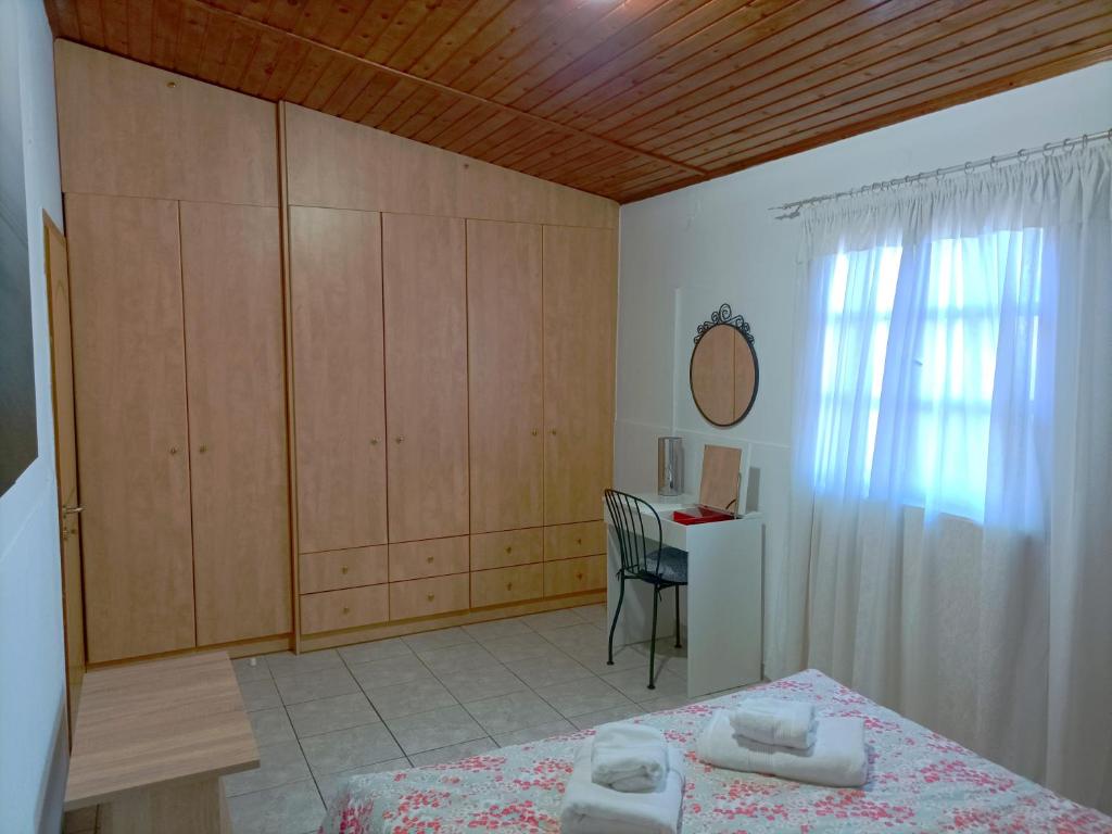 拉夫里翁4 seasons的一间卧室配有一张床、一张书桌和一个窗户。