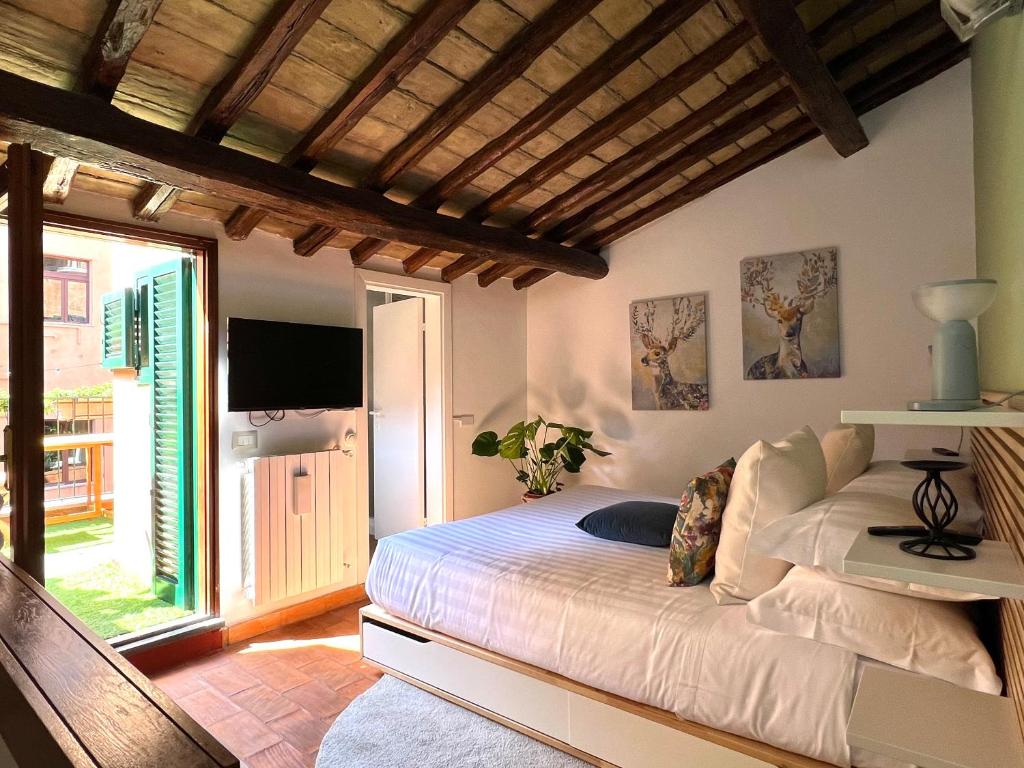 罗马Rooftop Boho Loft Spanish Steps的一间卧室设有一张床和一个大窗户