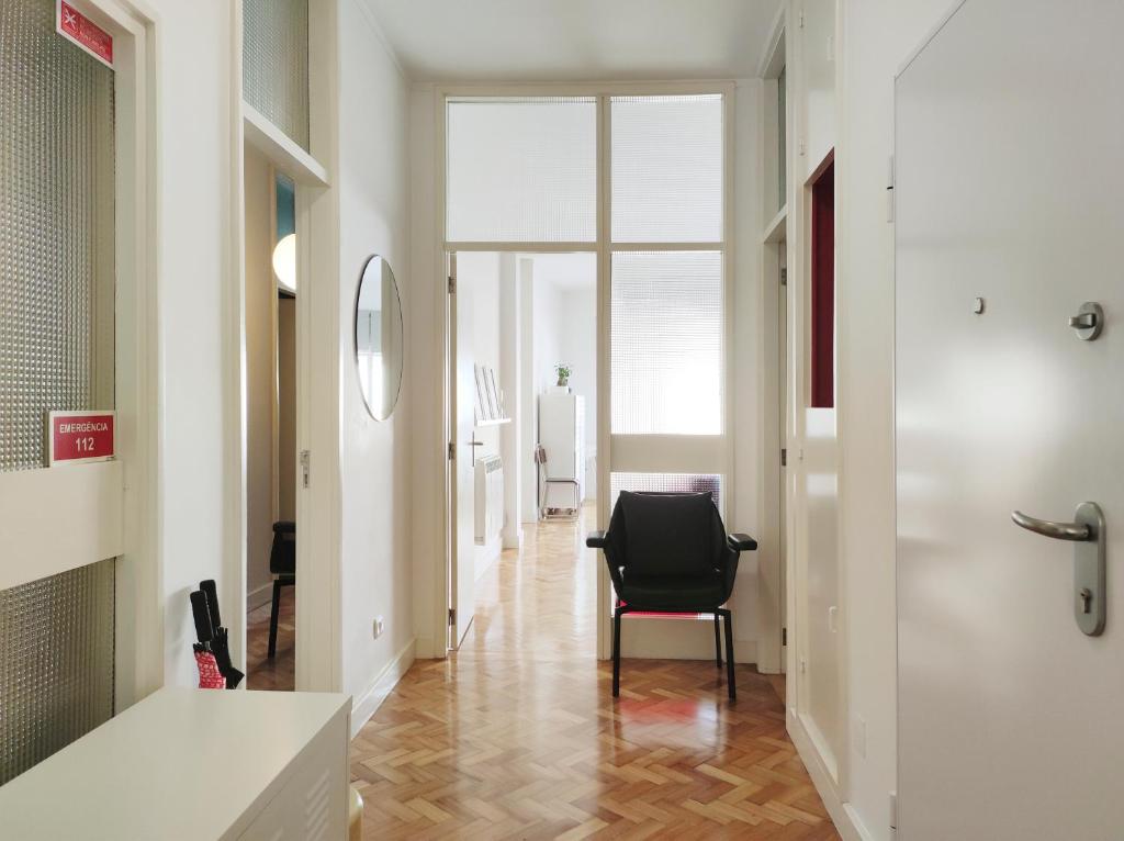 波尔图E36 - ideal for families - large areas的走廊上,房间里有一把黑椅子