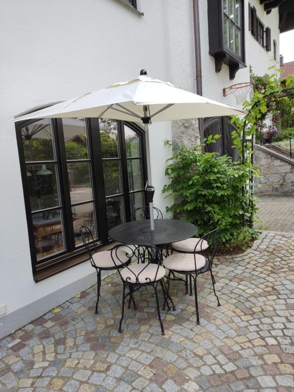 巴特特尔茨Ferienwohnung mit Herz的庭院内桌椅和遮阳伞