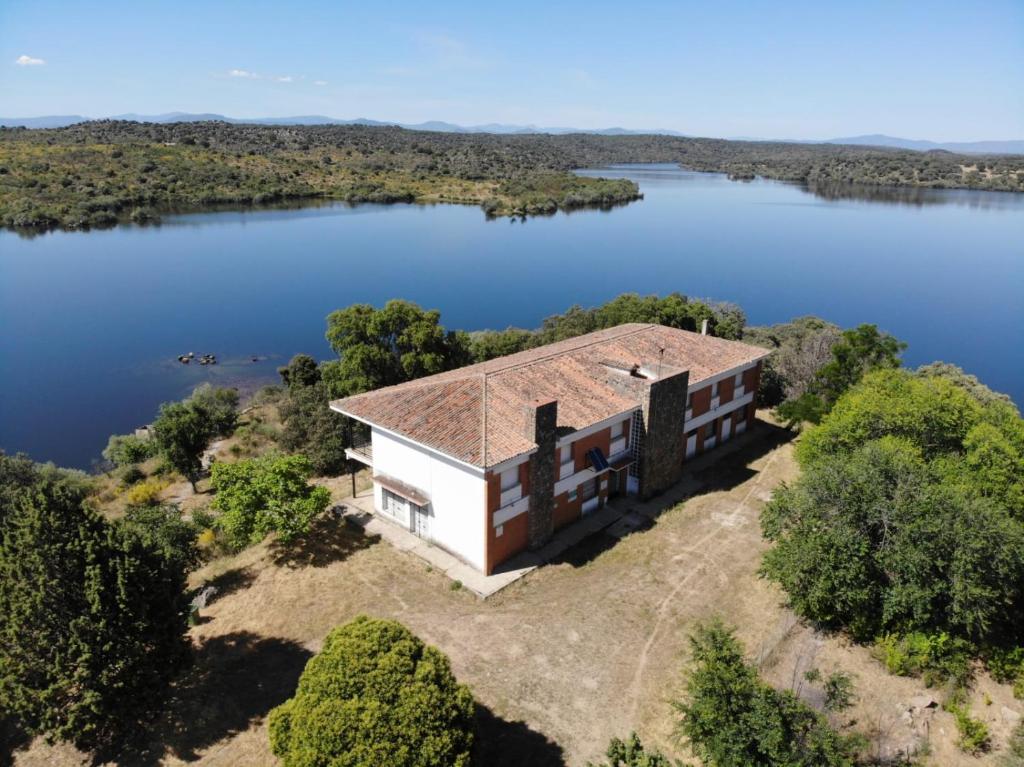 ValdeobispoAlbergue Alagón Natura的湖景别墅的空中景致