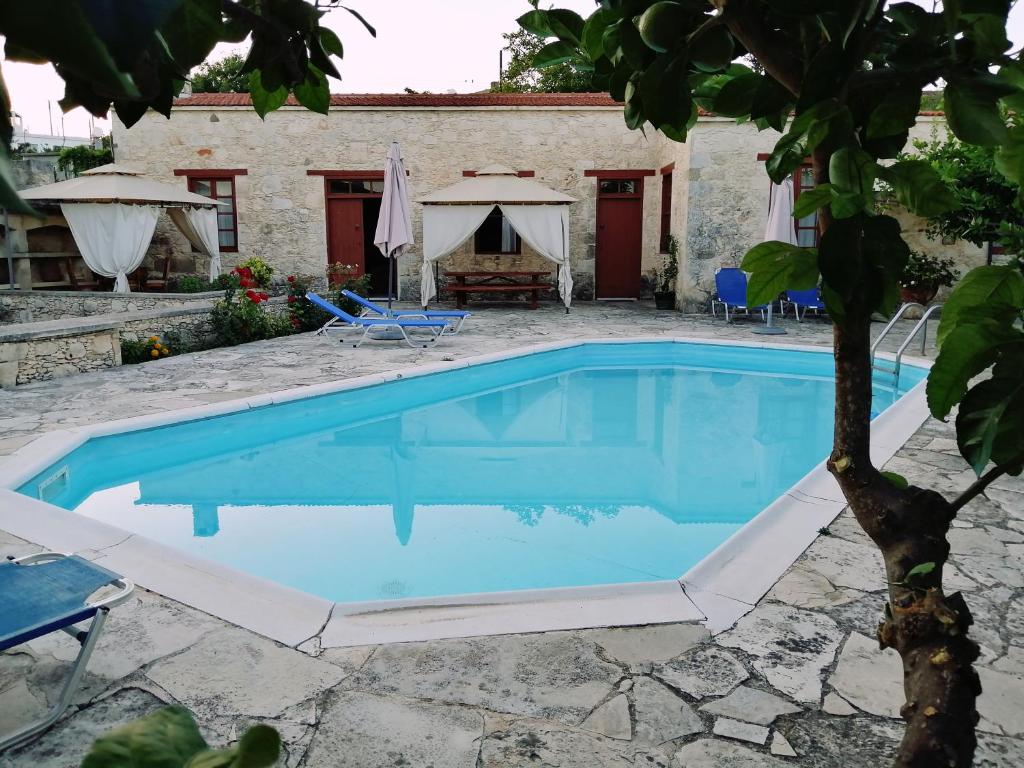LysoVilla Nicolas的房屋前的游泳池