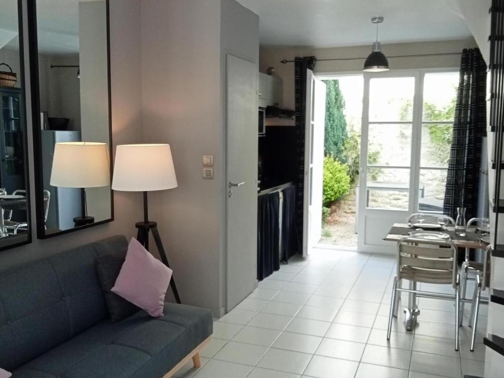 圣马丹德雷Appartement Saint-Martin-de-Ré, 3 pièces, 4 personnes - FR-1-544-20的客厅配有蓝色的沙发和桌子