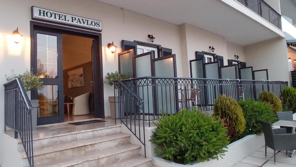 托隆Hotel Pavlos - Studios的大楼前设有楼梯的酒店入口