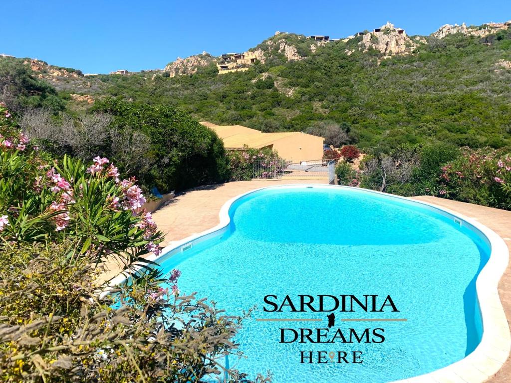 帕拉迪索海岸Villetta Sapphire con piscina的游泳池,上面有读沙丁鱼梦的标志
