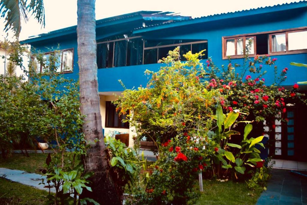 萨尔瓦多B&B JPA Casa ANSELMO的前面有鲜花的蓝色房子
