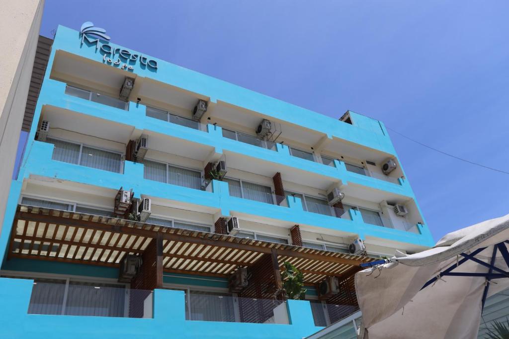 钦博特Hotel Maresta Lodge - Hotel Asociado Casa Andina的蓝色的酒店建筑设有阳台