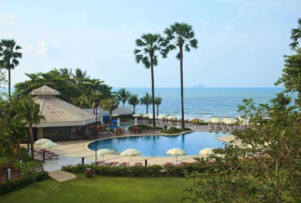 Novotel Rayong Rim Pae Resort内部或周边的泳池