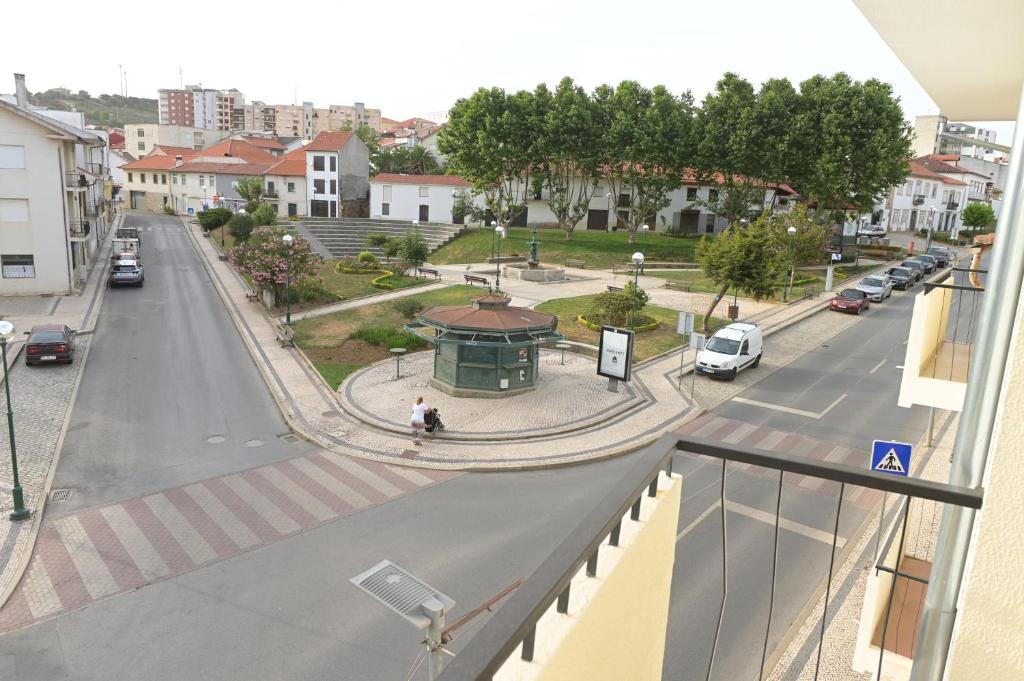马塞杜-迪卡瓦莱鲁什Casa Das Eiras的享有城市街道的景色,设有巴士站