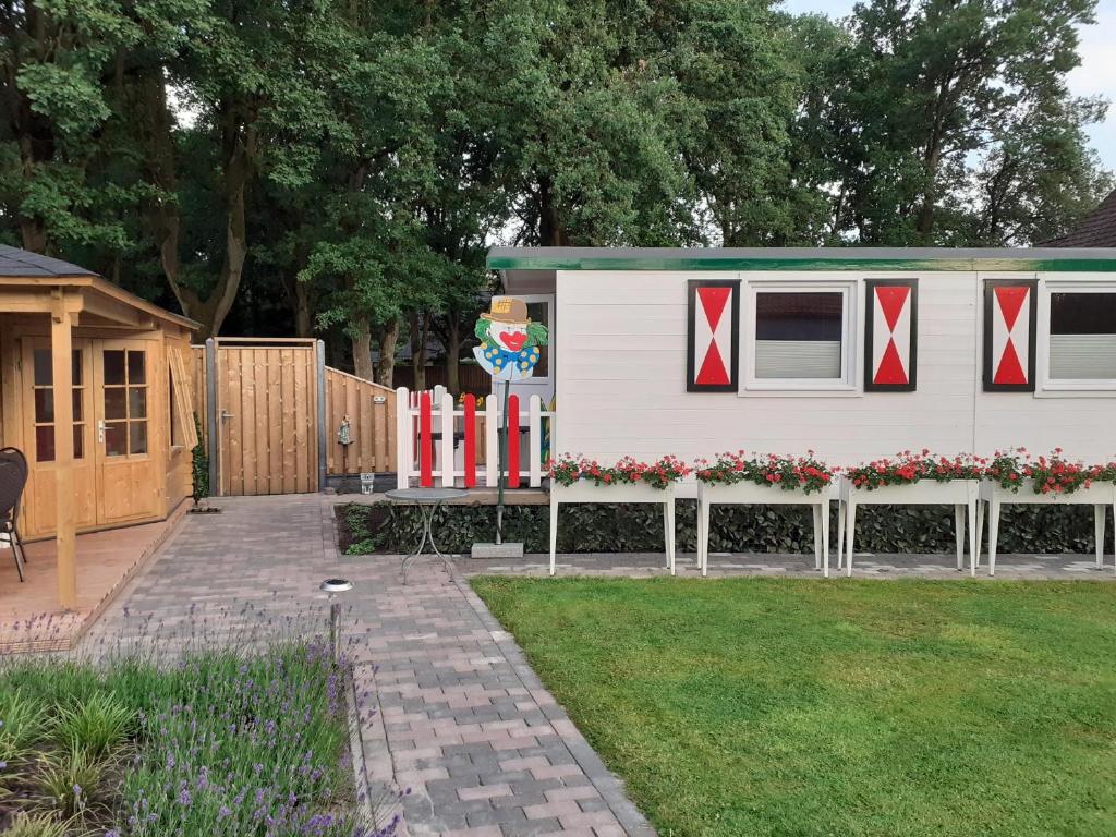 博黑克Pipowagen Bergeijk的旁边是一座红十字的小房子