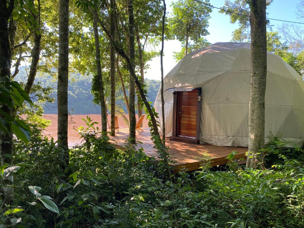 萨尔多斯德莫克纳Reserva La Mision Mocona - Solo Adultos的圆顶帐篷,在树林中设有木甲板