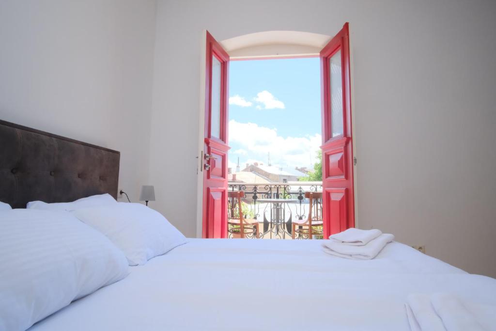 久姆里Toon 55的卧室设有一张白色大床和开放式窗户。