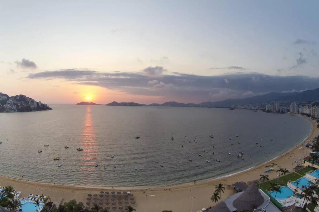 阿卡普尔科Luxury apartment in front of Acapulco Beach的和水中的人一起欣赏海滩的景色