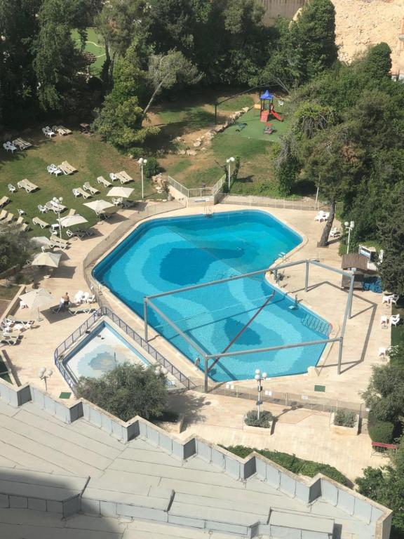 耶路撒冷Jerusalem Hotel Private Luxury Suites near Western Wall的大型游泳池的顶部景色