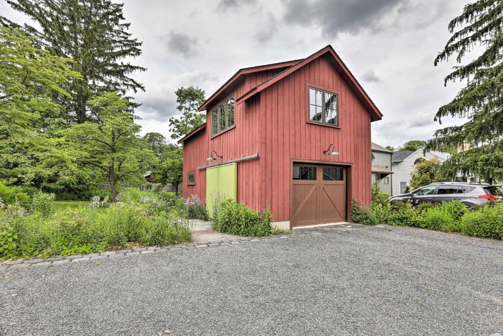 Barn-Like Studio Suite with Flowering Garden!的一个带车库的红色谷仓