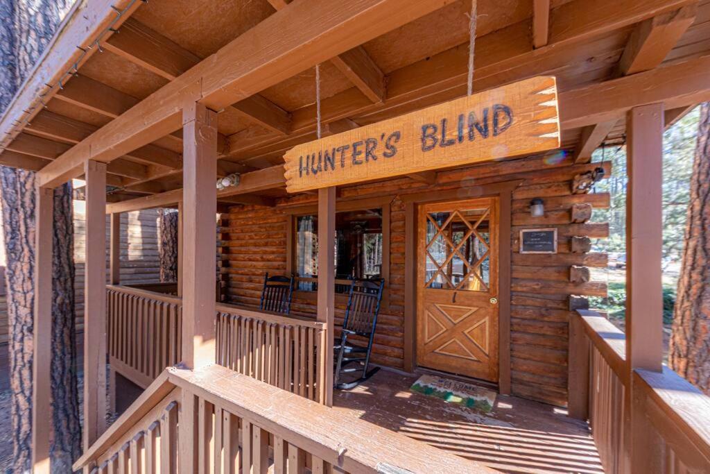 佩森Forest Cabin 1 Hunters Blind的小木屋前廊,上面有看猎人盲目读物的标志