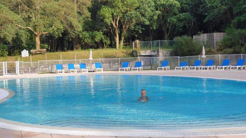 苏斯通Appartement 3 pièces, 6 perso avec piscine chauffée en saison domaine du golf de Pinsolle的游泳池里的人