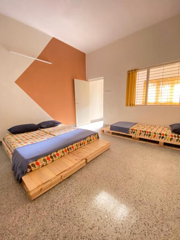 班加罗尔Habitat15@airlines的一间卧室设有两张床和窗户。