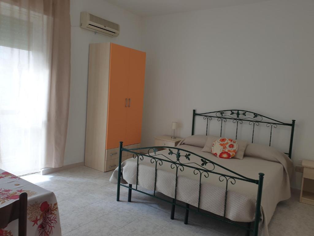 维耶斯泰Appartamenti in Centro a Vieste的一间带床的卧室,位于带窗户的房间内