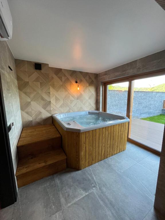 克鲁斯兹考采View & Spa Villa的享有水景的客房内的热水浴池