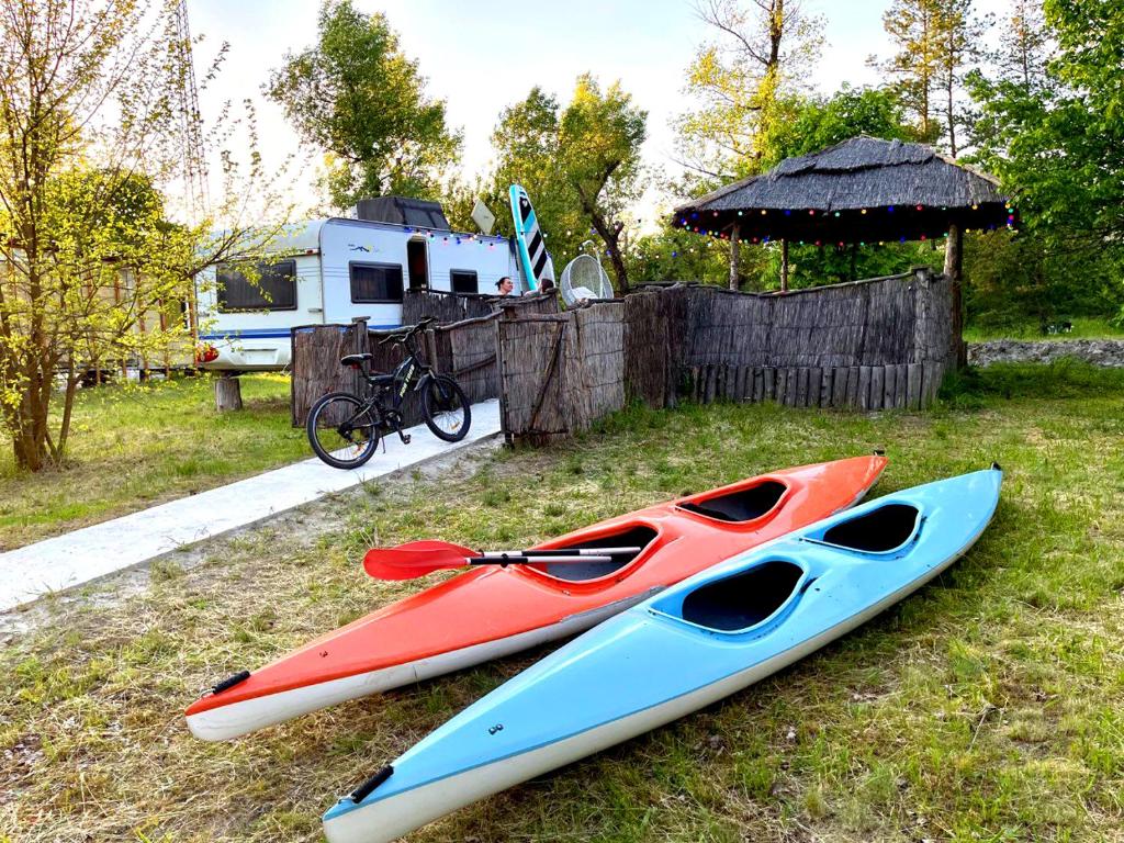 MohylivOrelskyi Dvor的两艘皮艇坐在草地上
