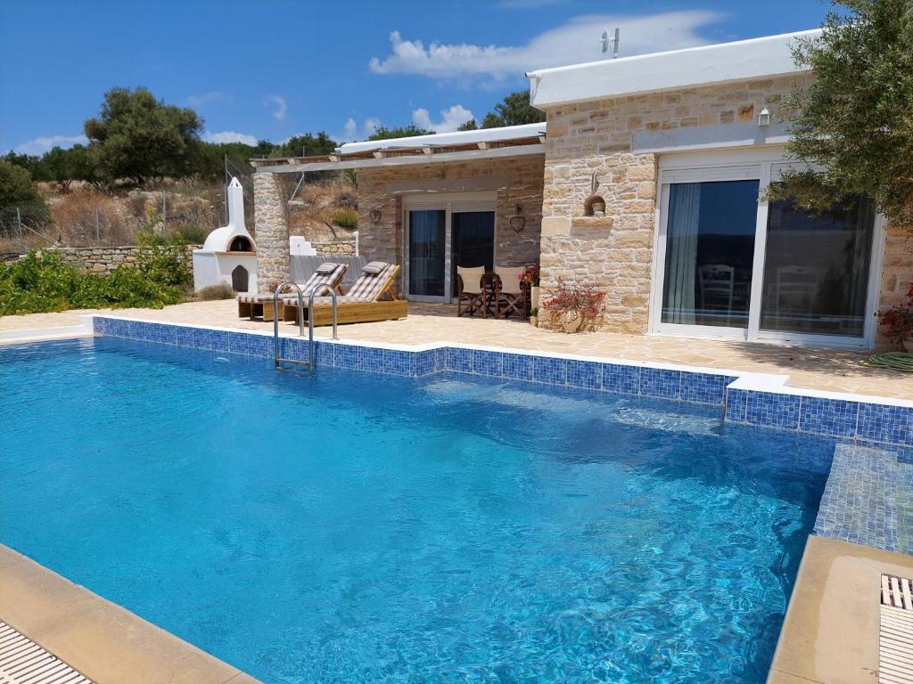 卡米拉日Villa Petra的房屋前的游泳池