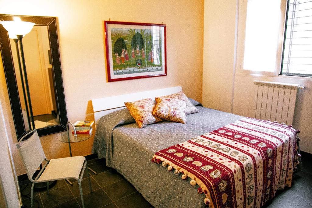 纳维廖河畔切尔努斯科卡塞塔公寓的一间小卧室,配有一张床和一张桌子