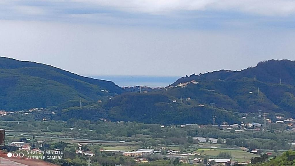 FalcinelloTerrazza con vista的享有山谷和山脉的美景。