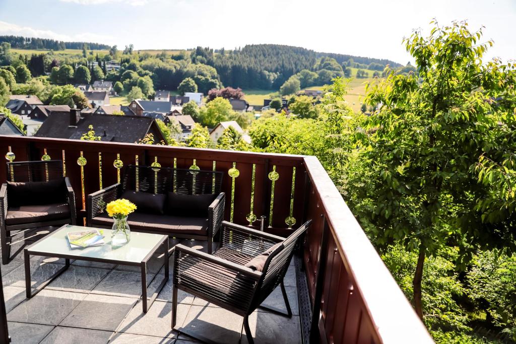 温特贝格Sonnen Panorama - Abenteurer und Weltentdecker的阳台配有桌椅,享有风景。