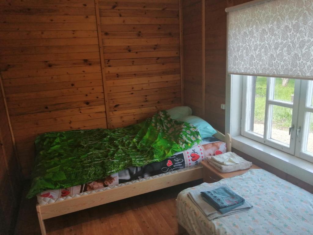 Niedres的一间小卧室,配有床和窗户