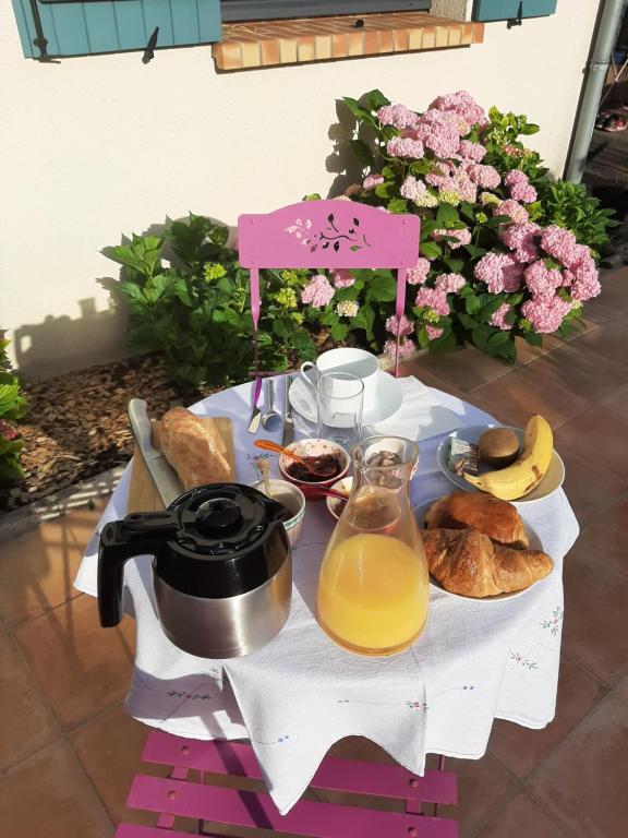 Mareil-sur-MauldreAu Chat Perché chambre double的餐桌,早餐包括面包和橙汁