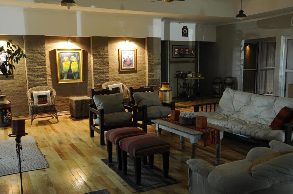 VeraHotel Monte Regina的客厅配有沙发和椅子