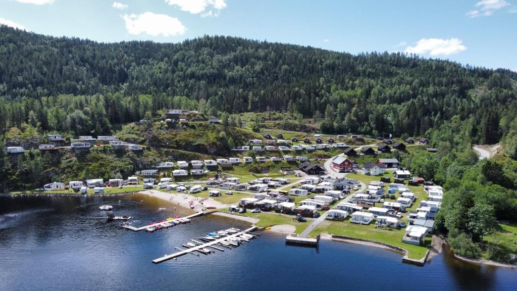 赛尔尤尔Garvikstrondi Camping的享有湖上度假村的空中景致