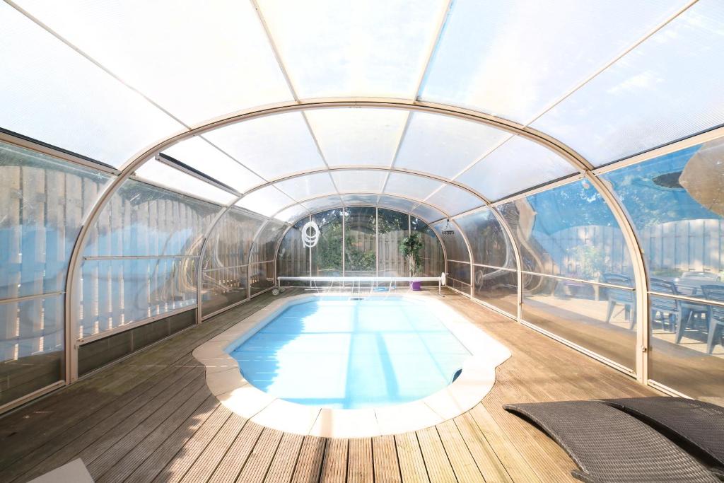 弗朗科尔尚Dolce Casa Pool and Sauna的游轮甲板上的游泳池